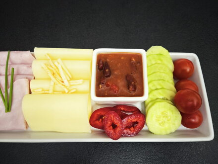 MIX ( Chilli Con Carne, sýr, šunka, zelenina, chléb ) MIX ( Chilli Con Carne, sýr, šunka, zelenina, chléb )